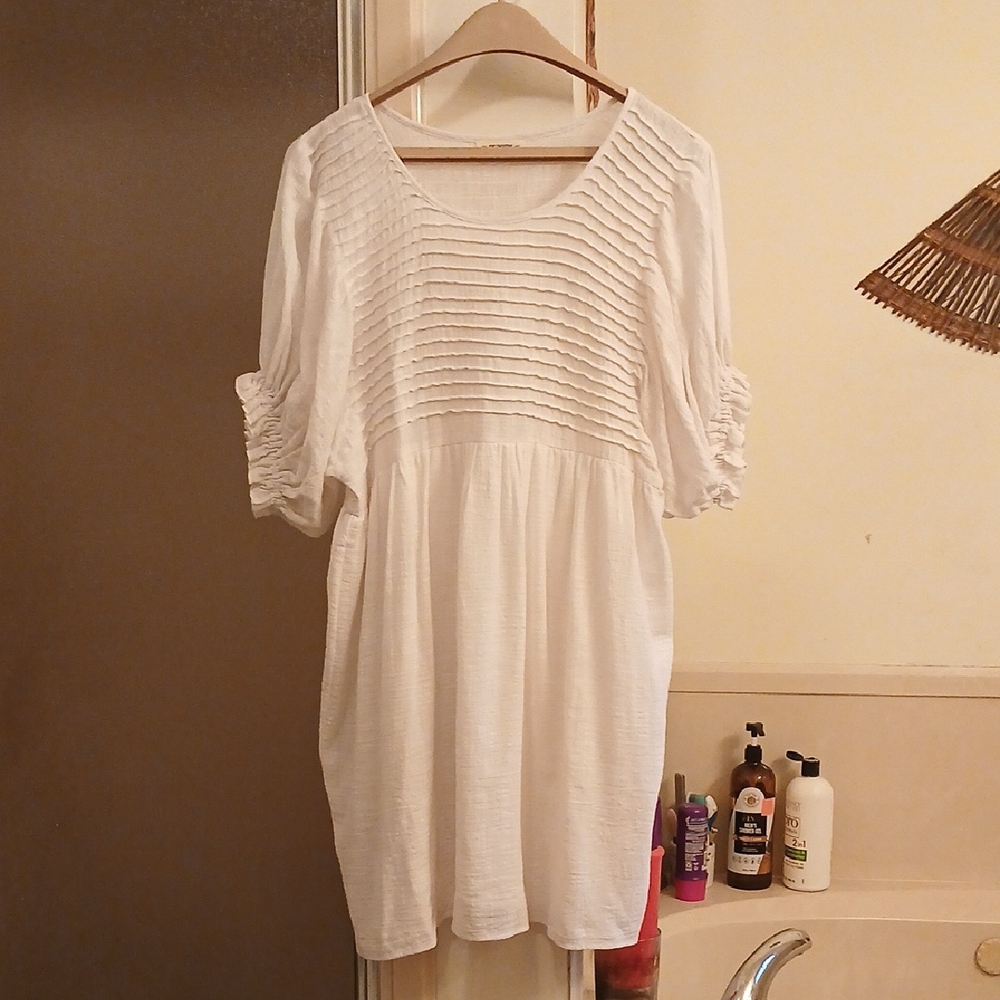 Eesome White Textured Dress.‎ Sz.M